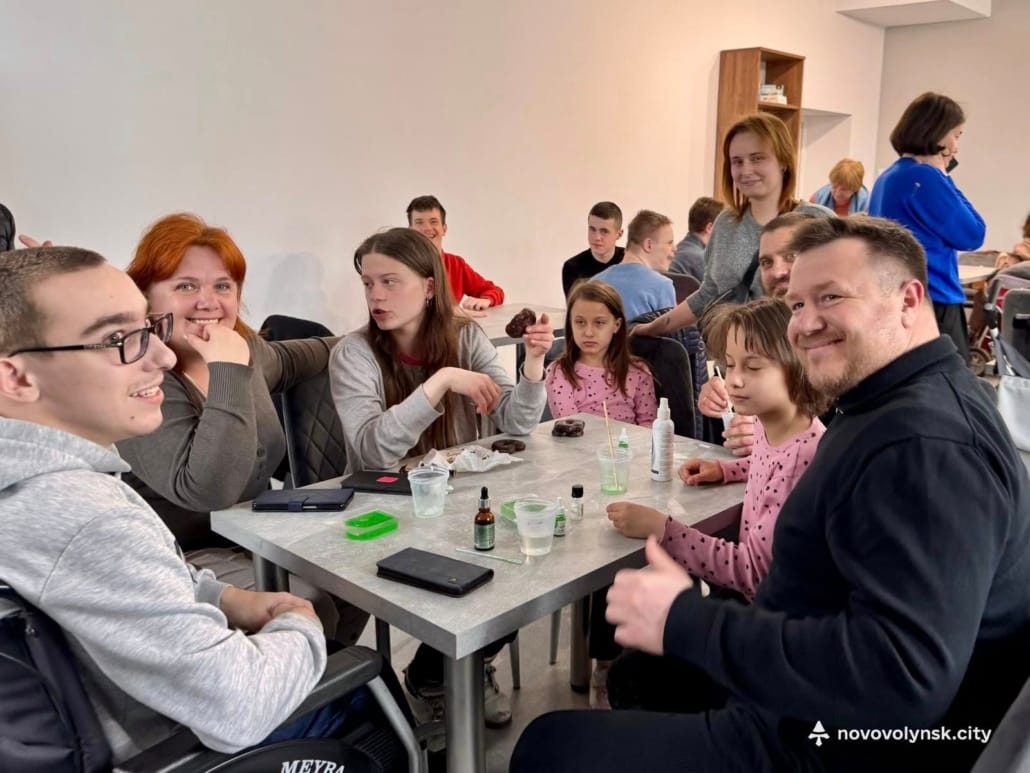 Творчість, яка надихає: у Нововолинську діти з інвалідністю створюють свічки та мило