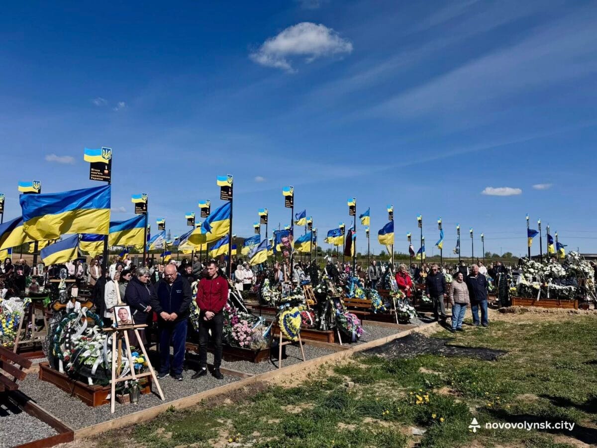 Панахида на кладовищі в районі шахти №2: у Нововолинській громаді вшанували загиблих Захисників України