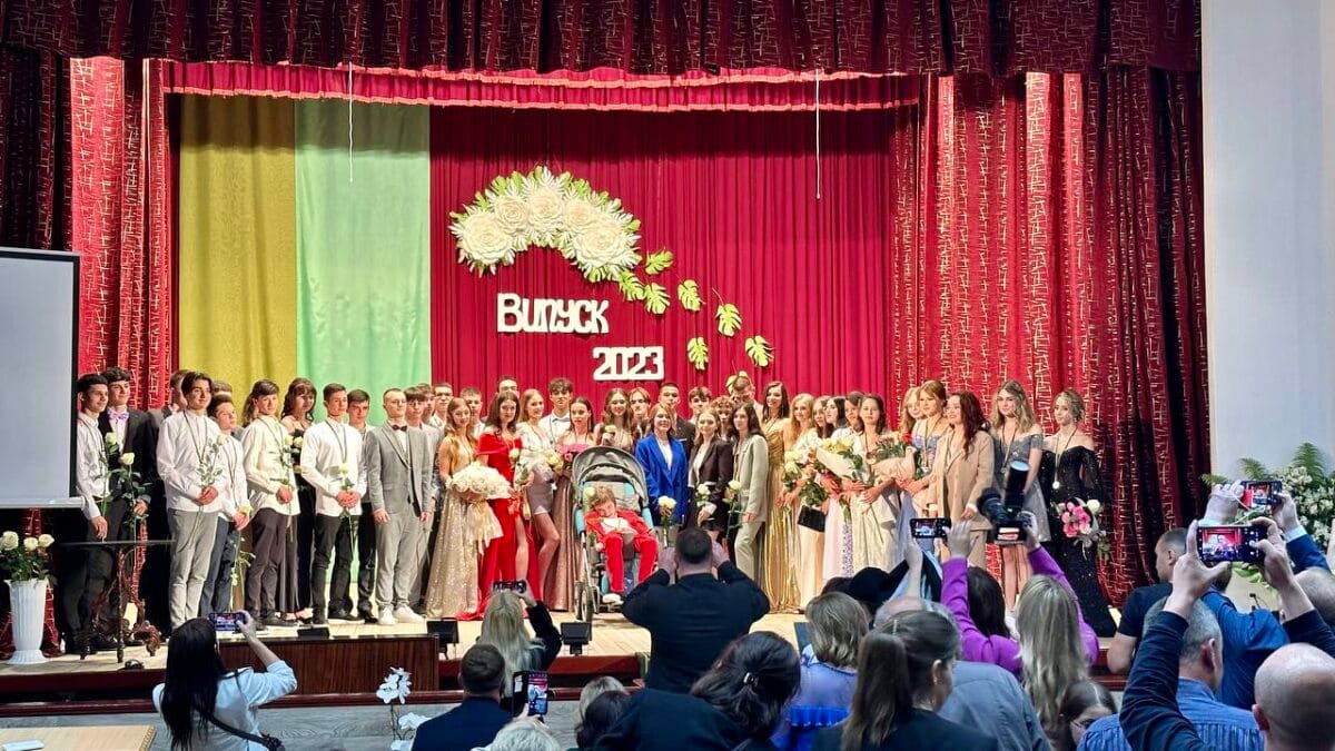 У Нововолинську нагородили медалями випускників 2023 року