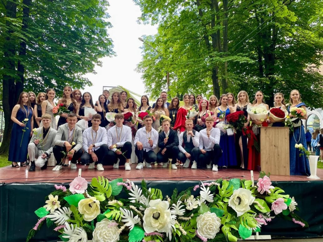 У Нововолинську нагородили випускників-медалістів 2024 року