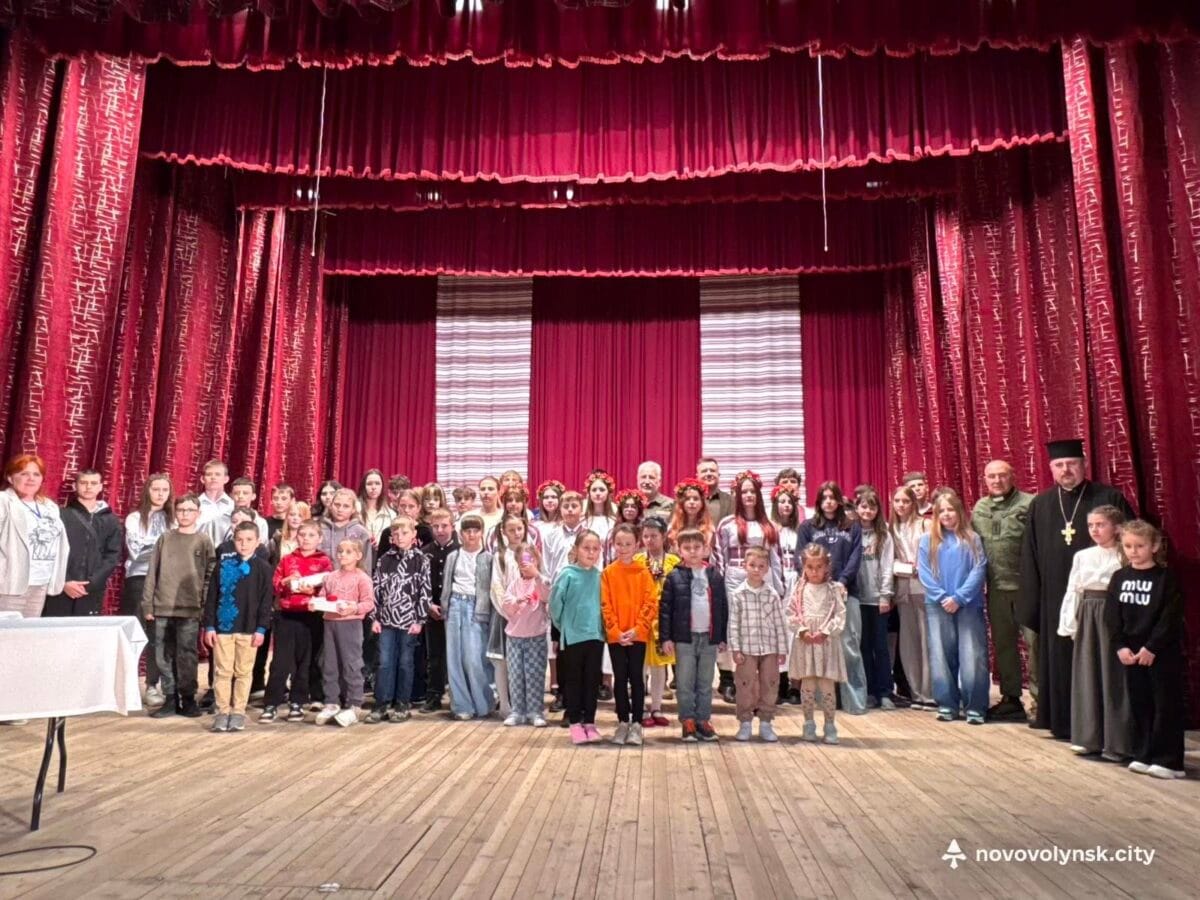 У Нововолинську дітям загиблих Захисників України вручили пам’ятні кулони «Батьківське серце»