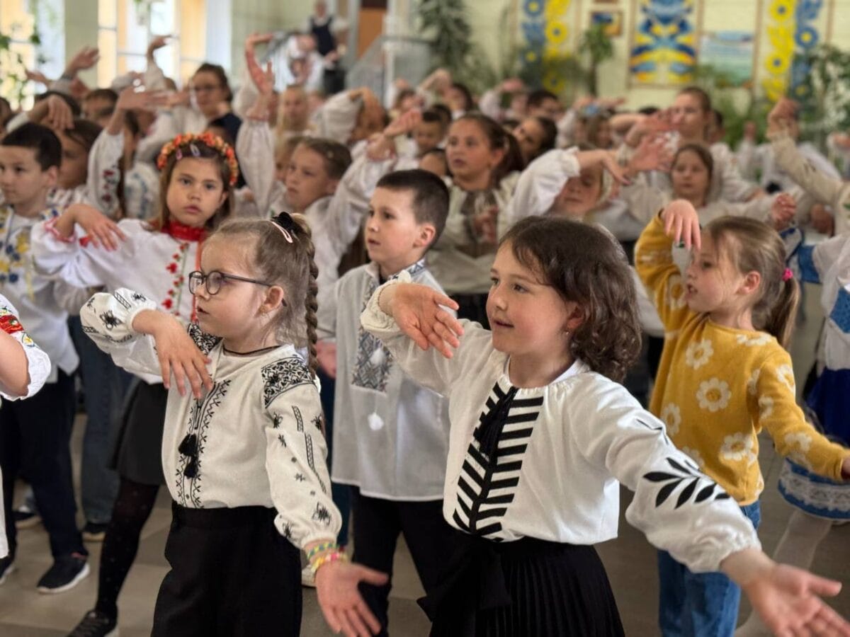 У вишиванках під хіти сучасності: нововолинські ліцеїсти влаштували флешмоб