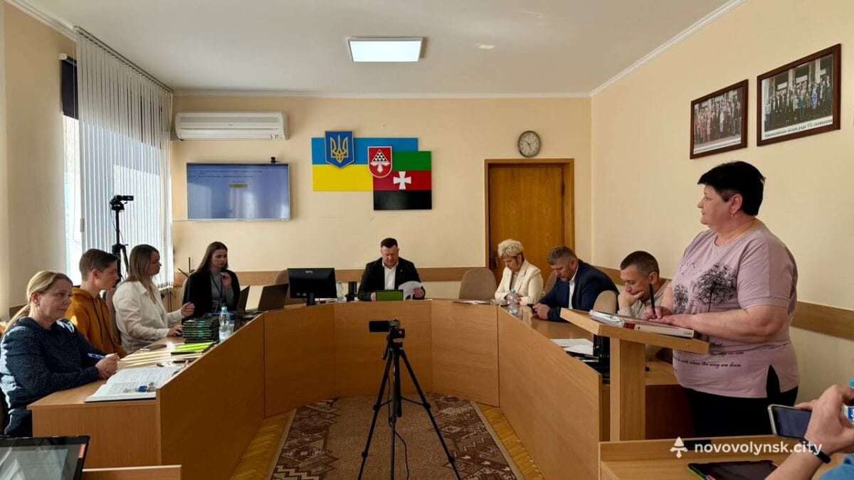 Депутати міської ради працювали на позачерговій сесії