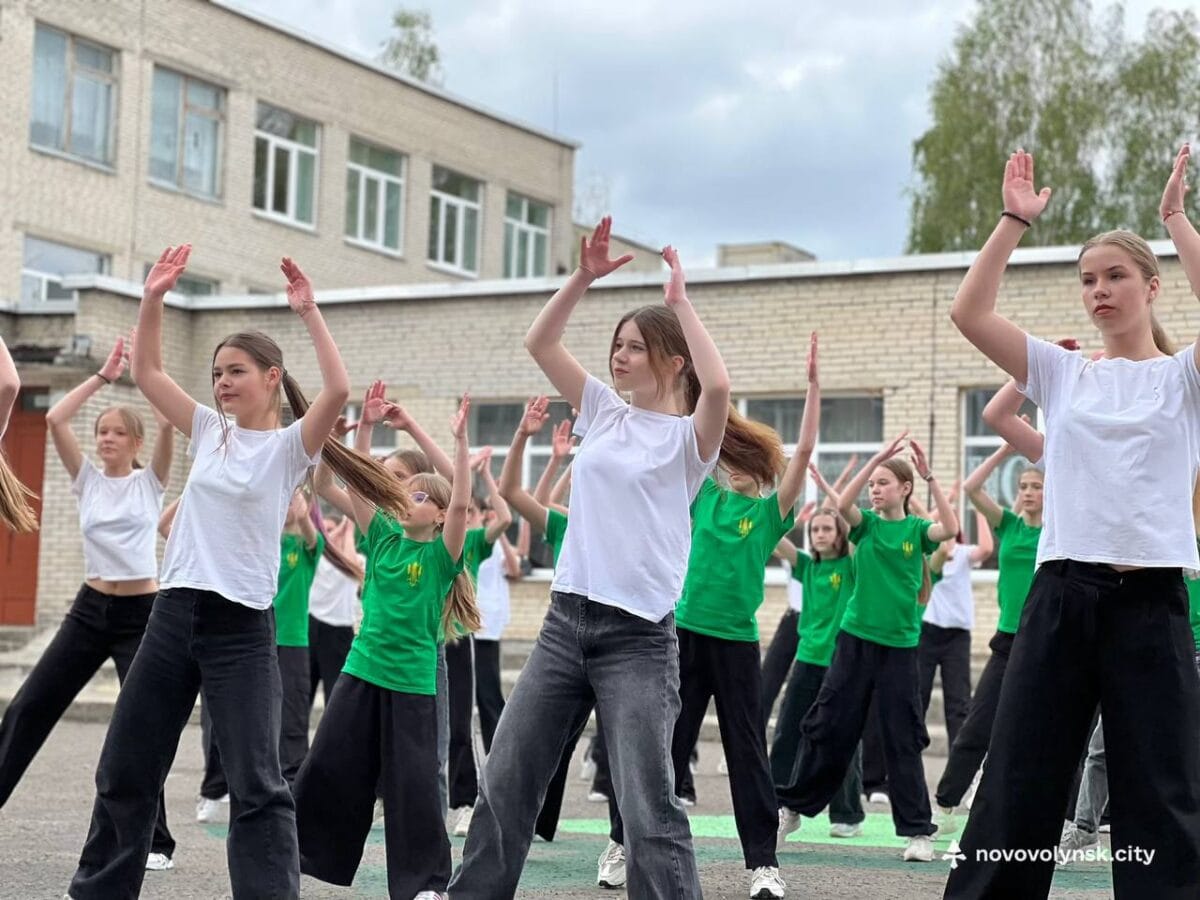 Європейський ранок по-нововолинськи: школярі влаштували патріотичний флешмоб