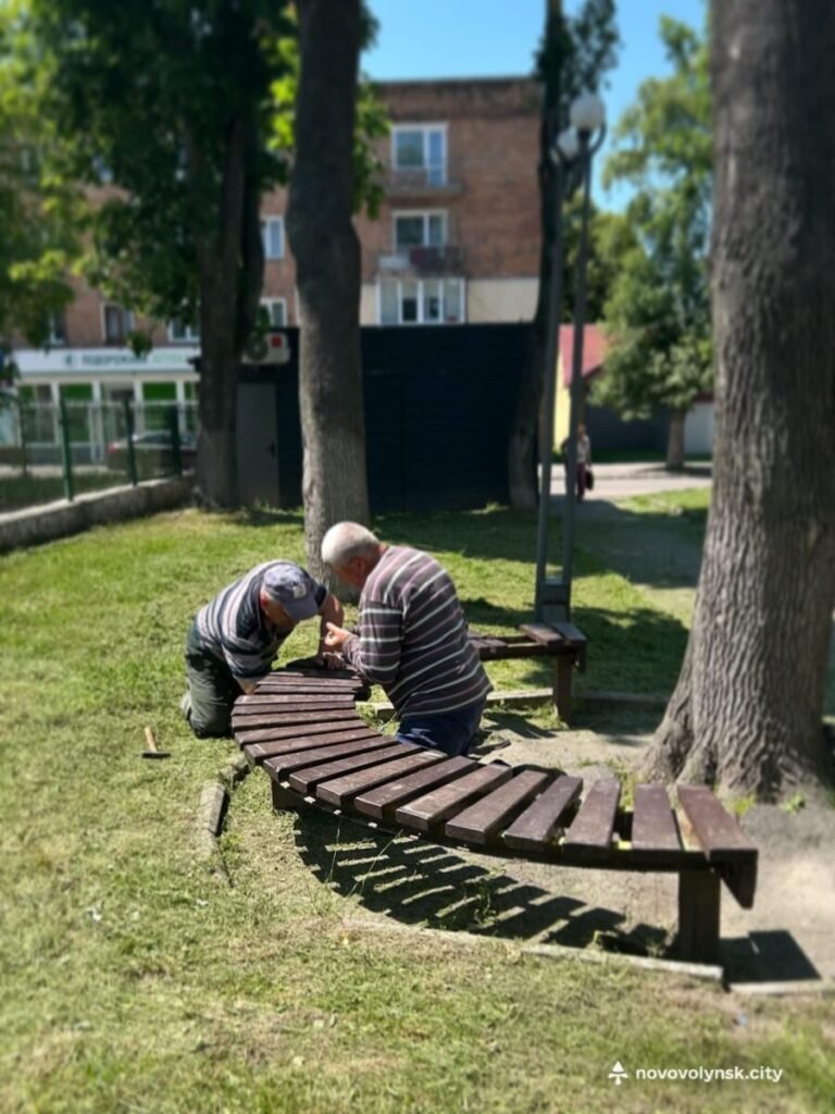 Більше комфорту для містян: комунальники відремонтували лаву в одному зі скверів