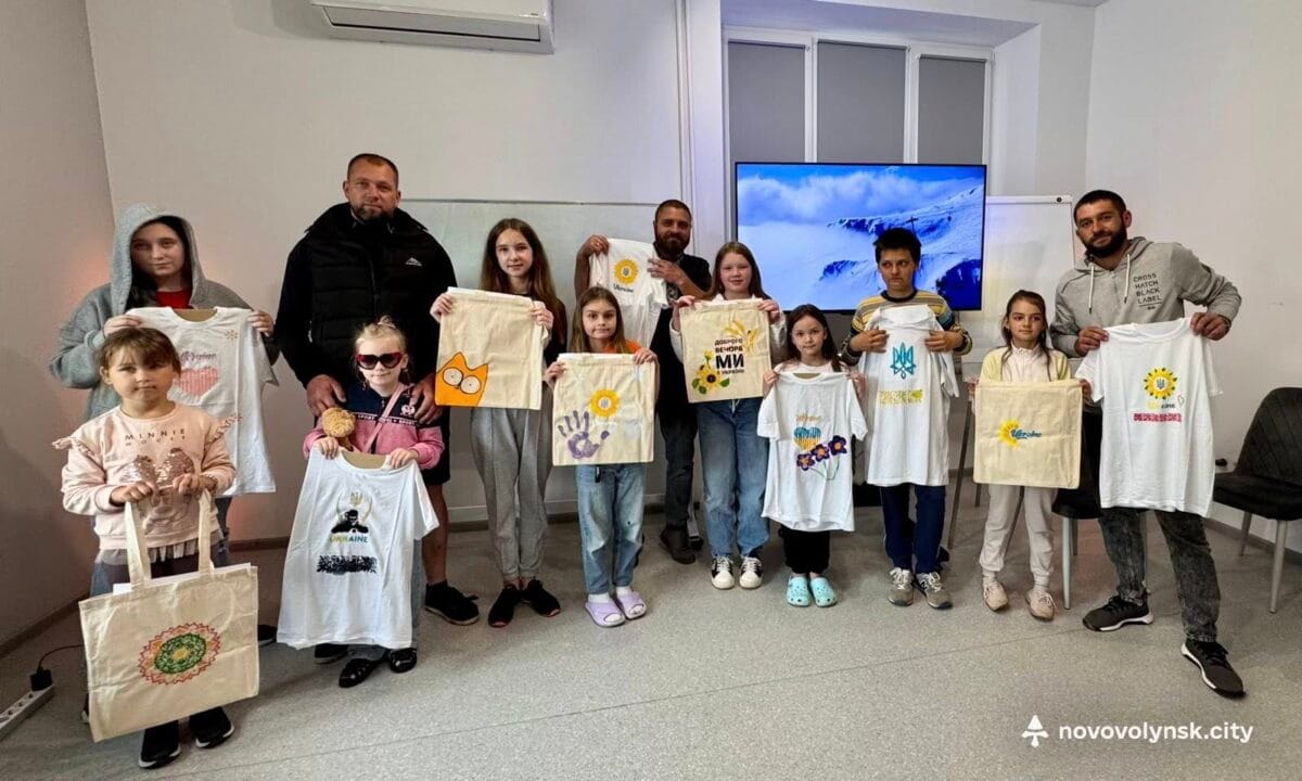 Ветерани з дітьми розписували футболки та шопери з нагоди Дня батька
