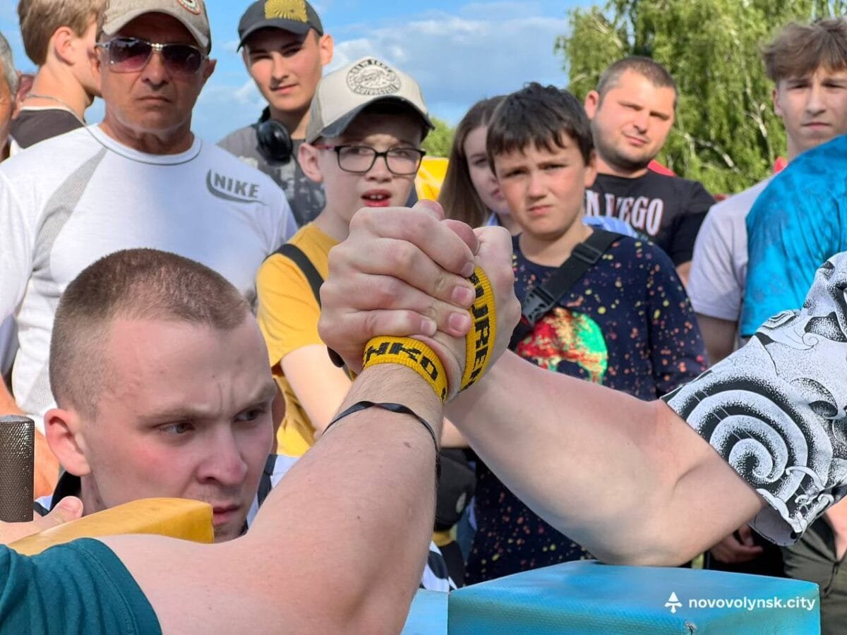 Армрестлінг, емоції й допомога ЗСУ: у Нововолинську визначили найсильніших рукоборців