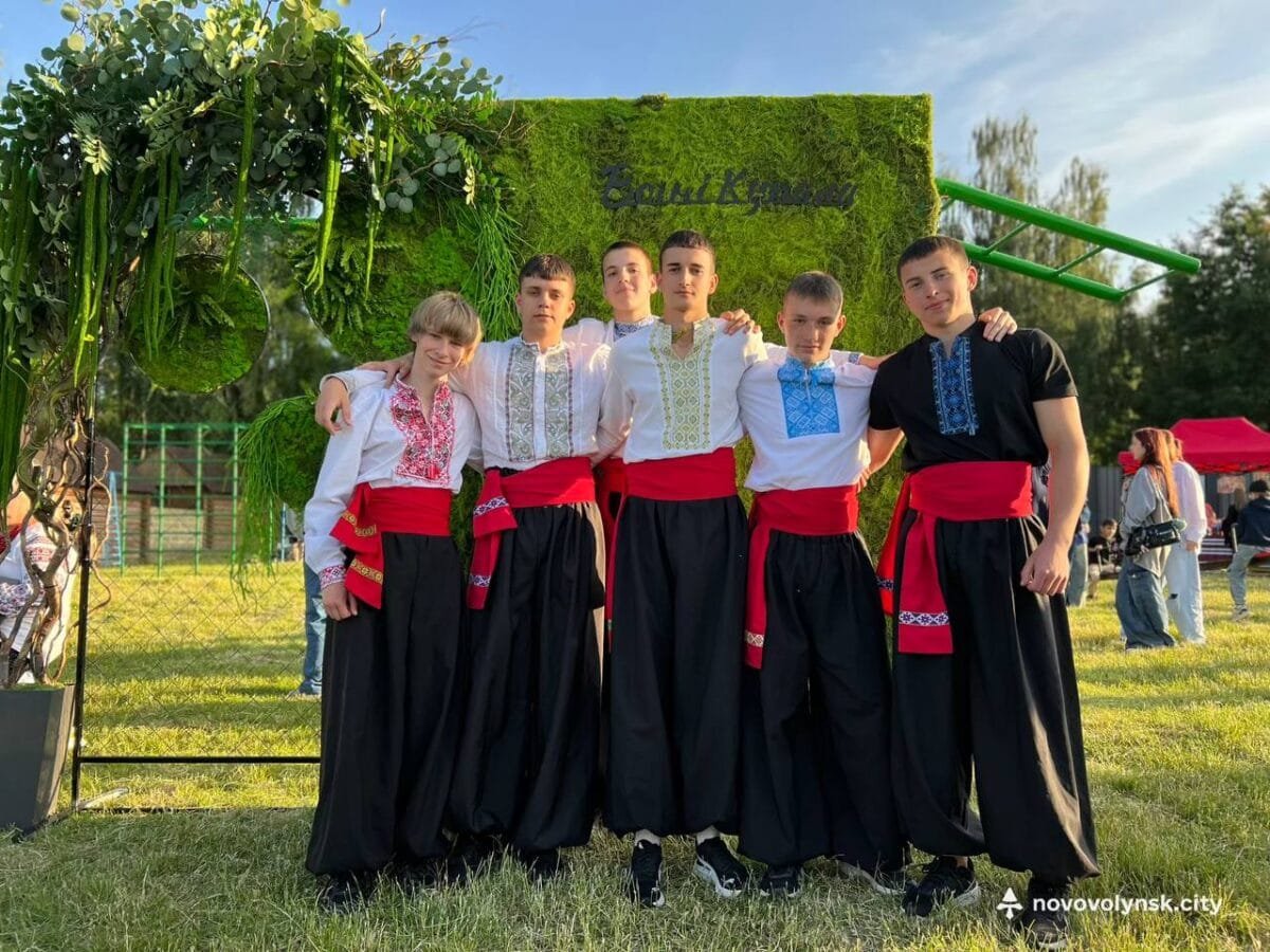 Скло під ногами й оплески стоячи: бойовий гопак на «Вогнях Купала» вразив Нововолинськ