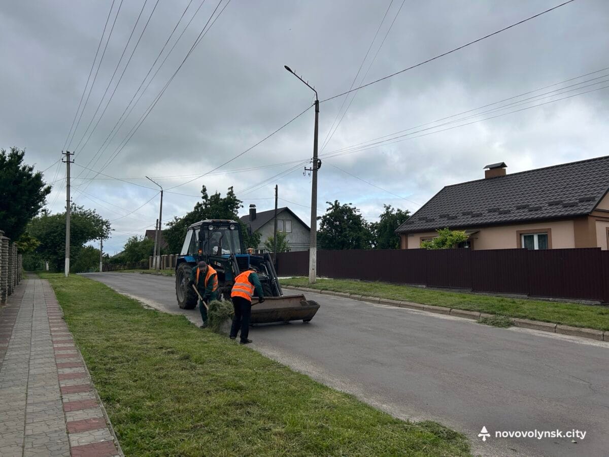Чисті узбіччя та тротуари: як у Нововолинську дбають про благоустрій вулиць