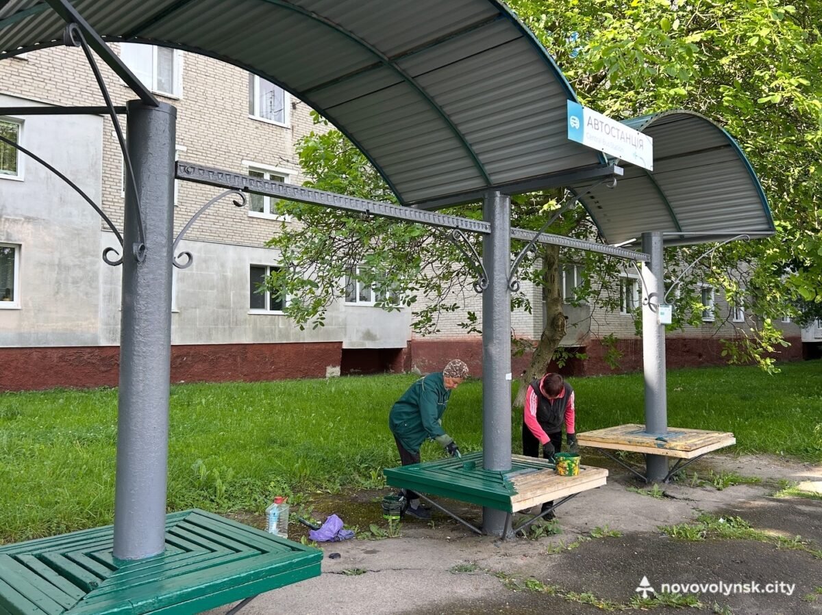 Турбота в кожному штриху: у Нововолинську оновлюють зупинки громадського транспорту