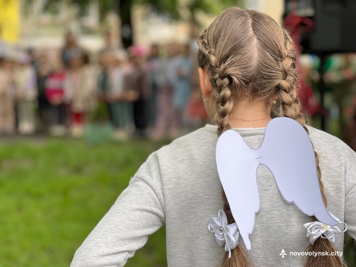 Янголи, які не встигли вирости: у Благодатному вшанували памʼять дітей – жертв війни