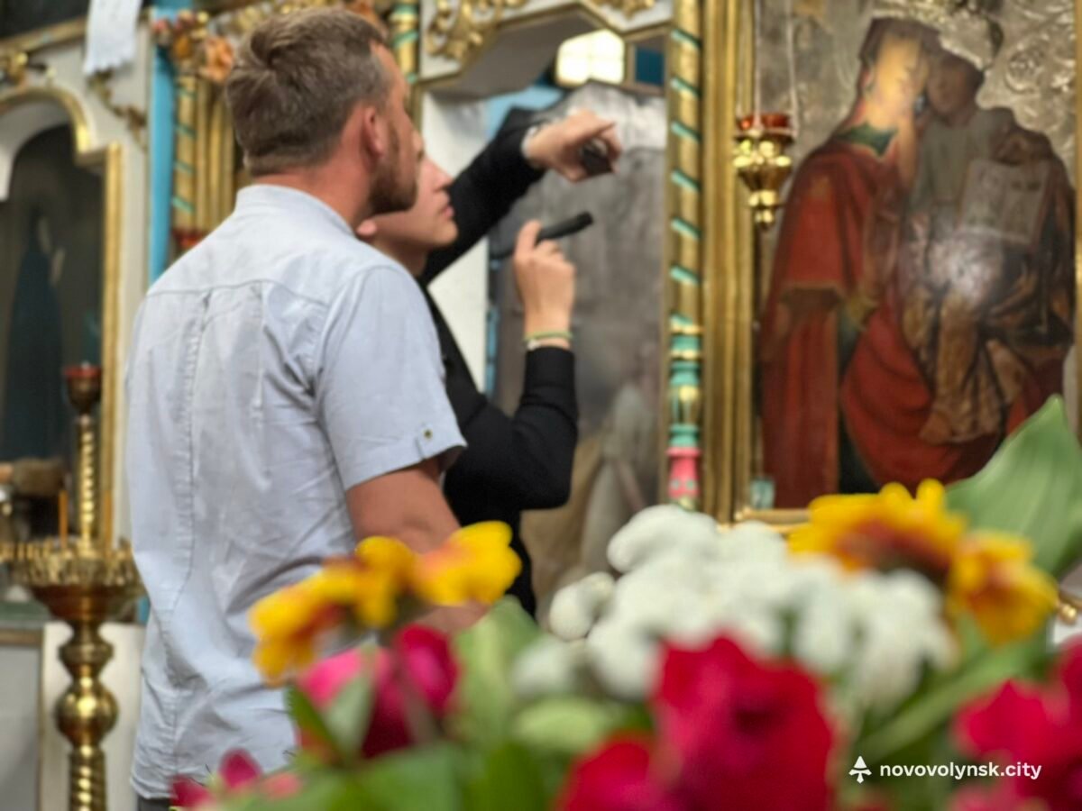 Нововолинські музейники оглянули віднайдені під дахом храму цінні артефакти