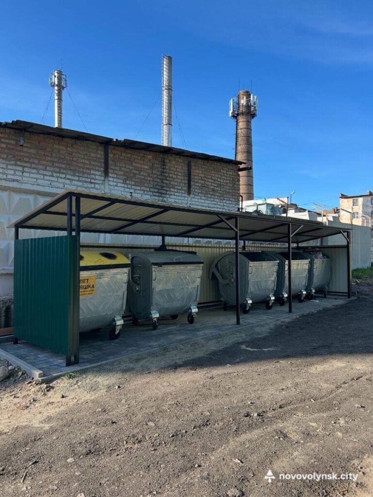 Більше порядку: на вулиці Нововолинській, 53 облаштували новий сміттєвий майданчик