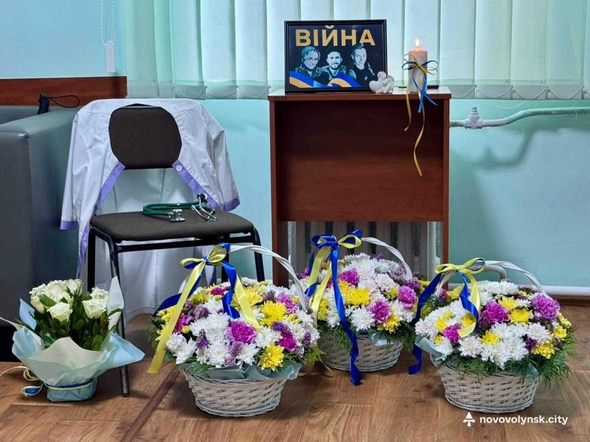 У медичних закладах Нововолинська вшанували загиблих на війні колег