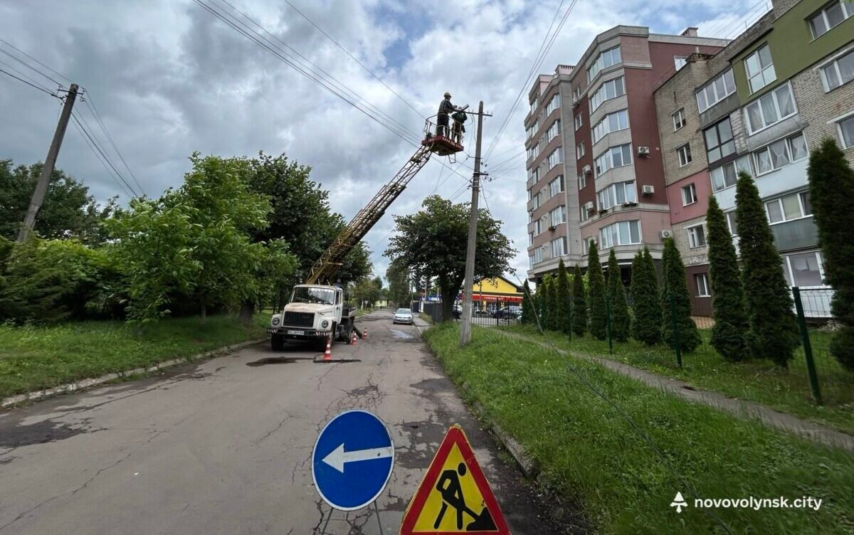 Більше безпеки та світла: у Нововолинську реконструюють застарілі лінії освітлення