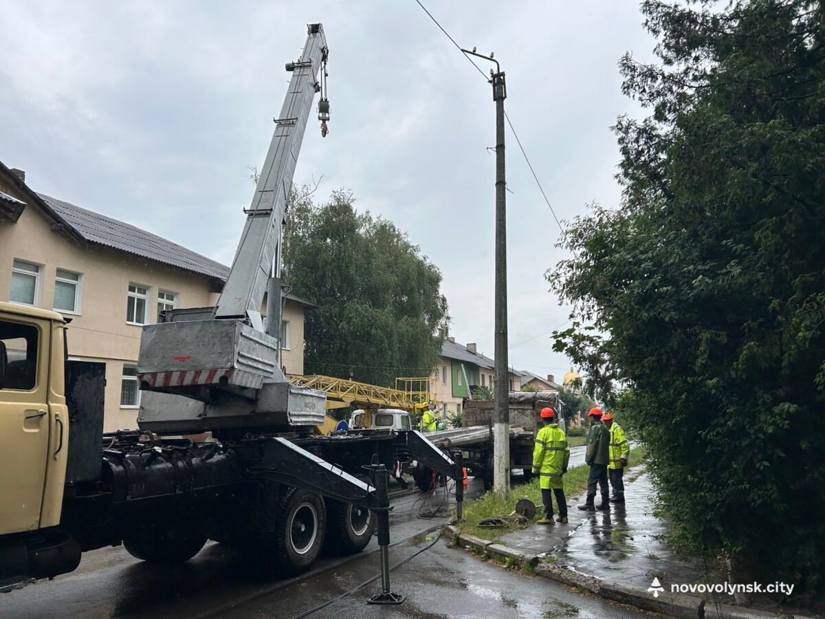 У Нововолинську замінюють аварійні опори освітлення