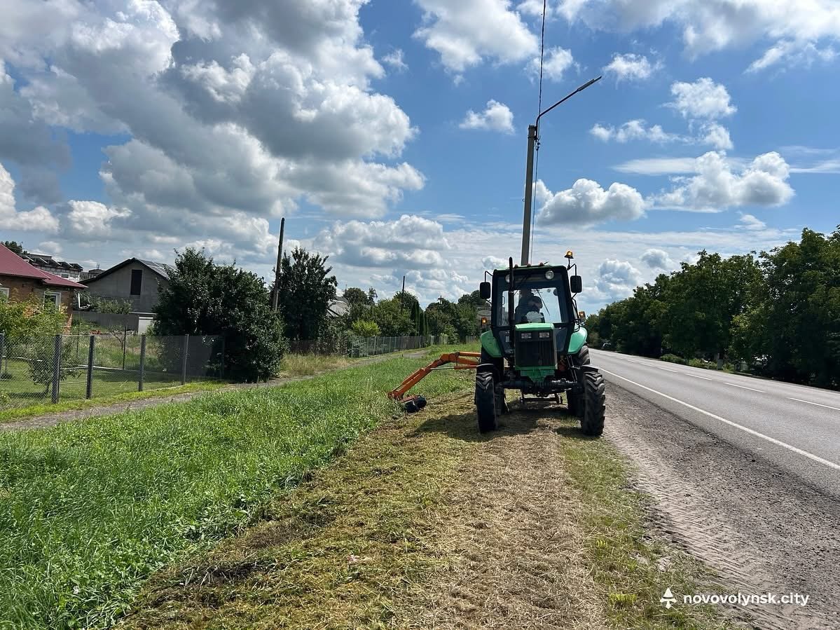 На вулиці Генерала Шухевича комунальники зрізають поросль