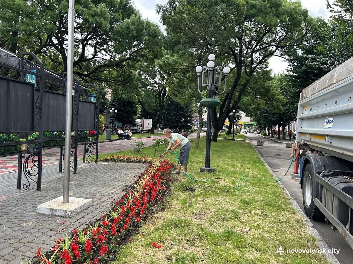 Квітуча громада: як комунальники щодня дбають про зелені зони