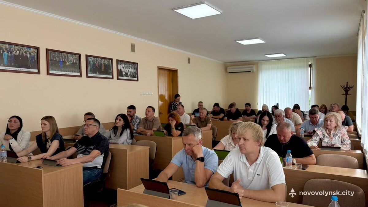 Позачергова сесія міської ради: бюджетні зміни, вшанування Почесних громадян, рішення із земельних питань