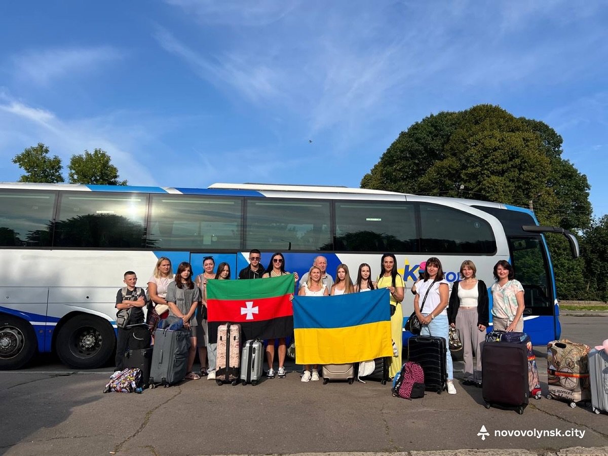 Вісім дітей загиблих українських військових вирушили на відпочинок до Франції