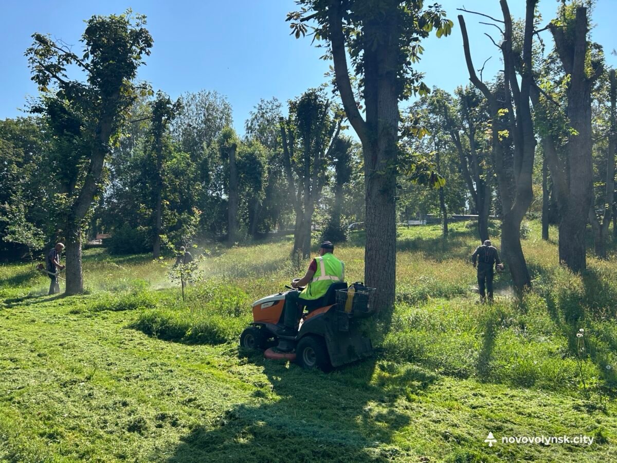 У Нововолинську тривають роботи з косіння трави у міському парку