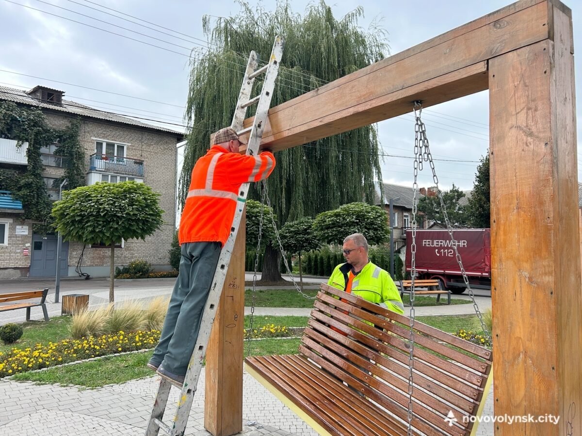 Фахівці ВУКГ у сквері біля ТРЦ Forest замінили деталі гойдалок