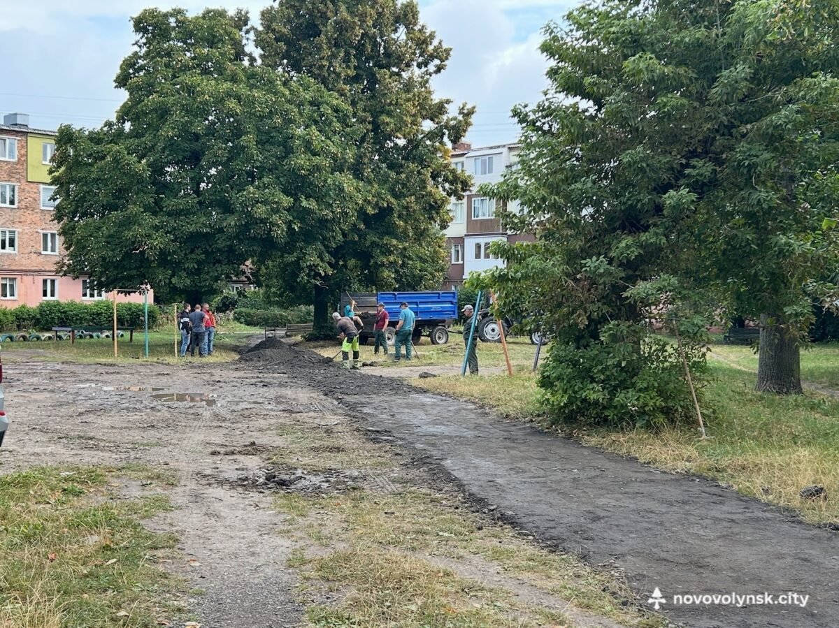 У мкрн. Шахтарський облаштовують пішохідну доріжку