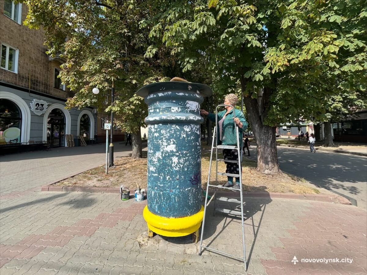 У Нововолинську підфарбовують міські елементи благоустрою