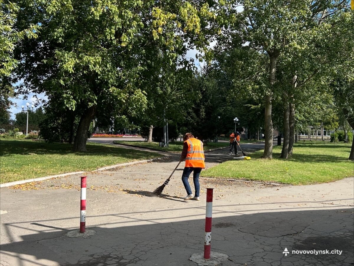 У Нововолинську комунальники щодня дбають про чистоту та благоустрій міста