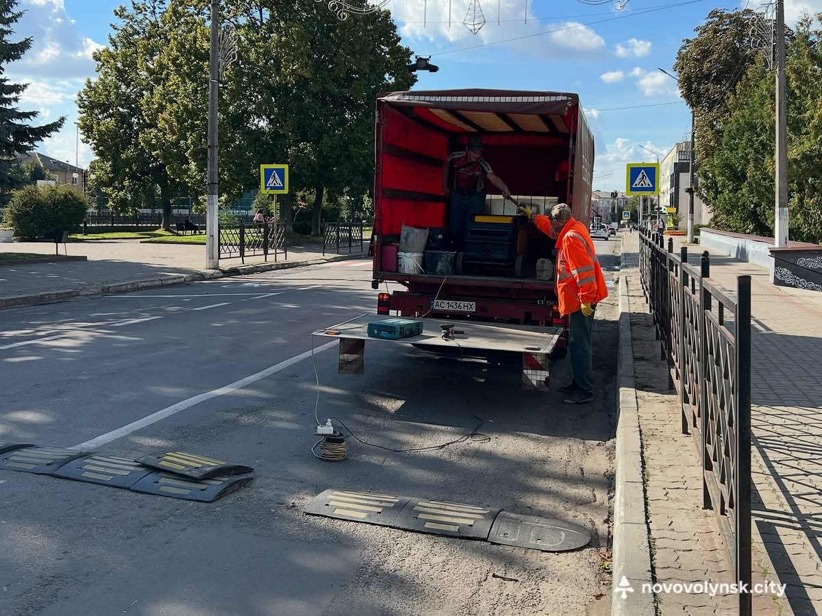 У Нововолинську замінюють елементи засобів примусової зупинки транспорту