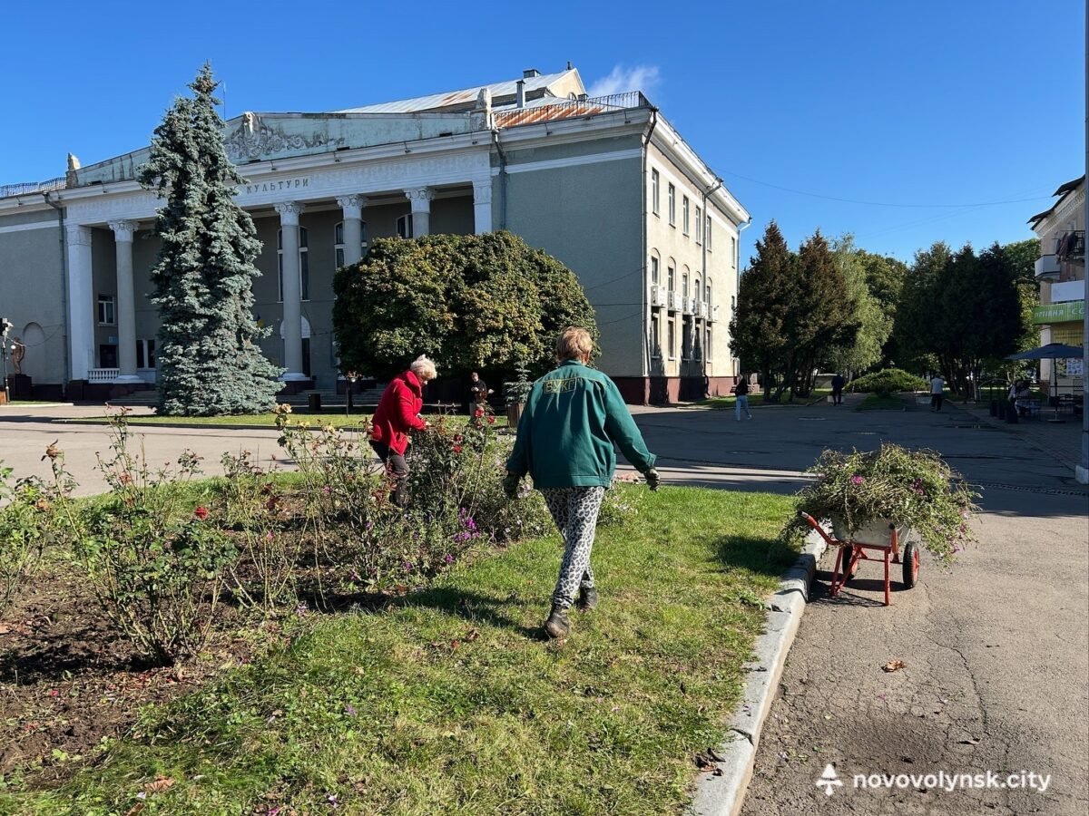 Озеленювачі ВУКГ готують міські клумби до зими