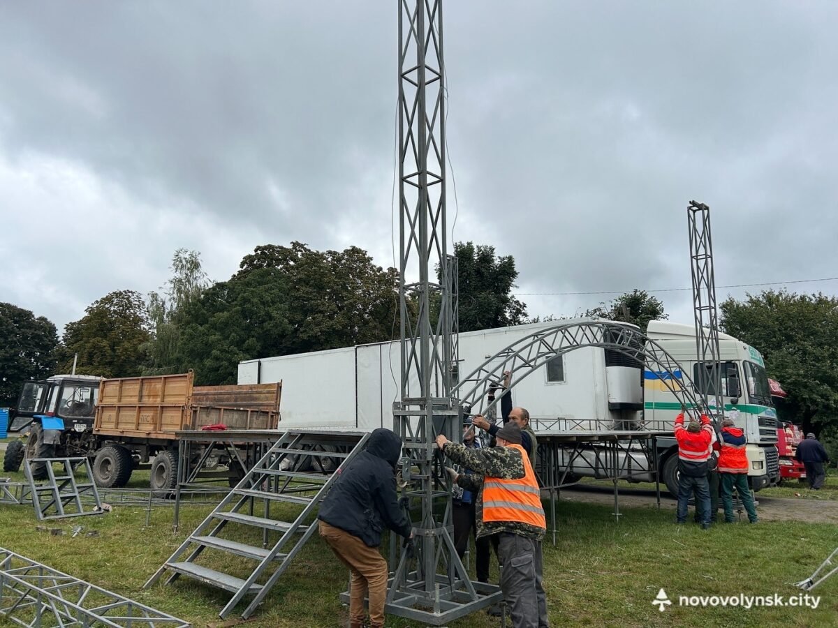 ВУКГ працює після урочистостей: демонтаж сцени та прибирання території