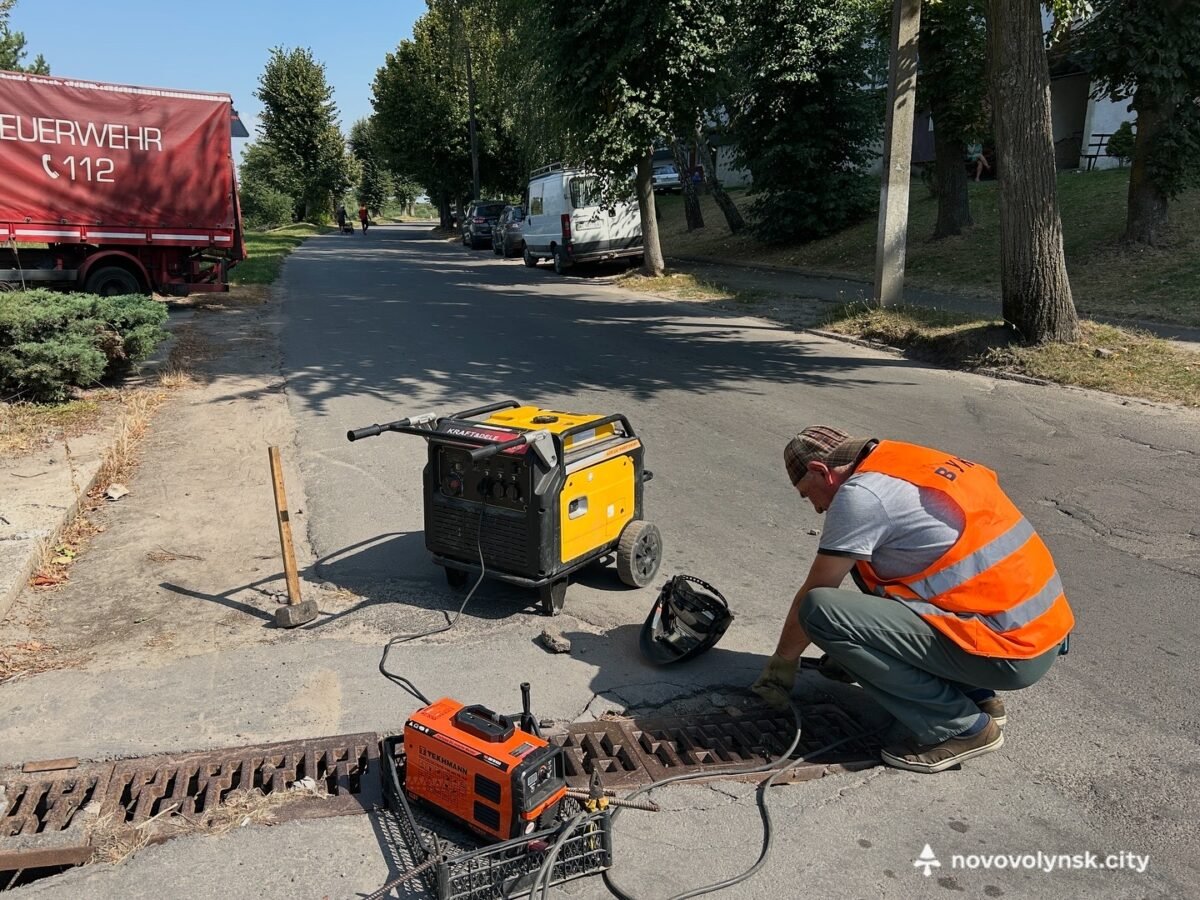 У Нововолинську ремонтують зливові решітки