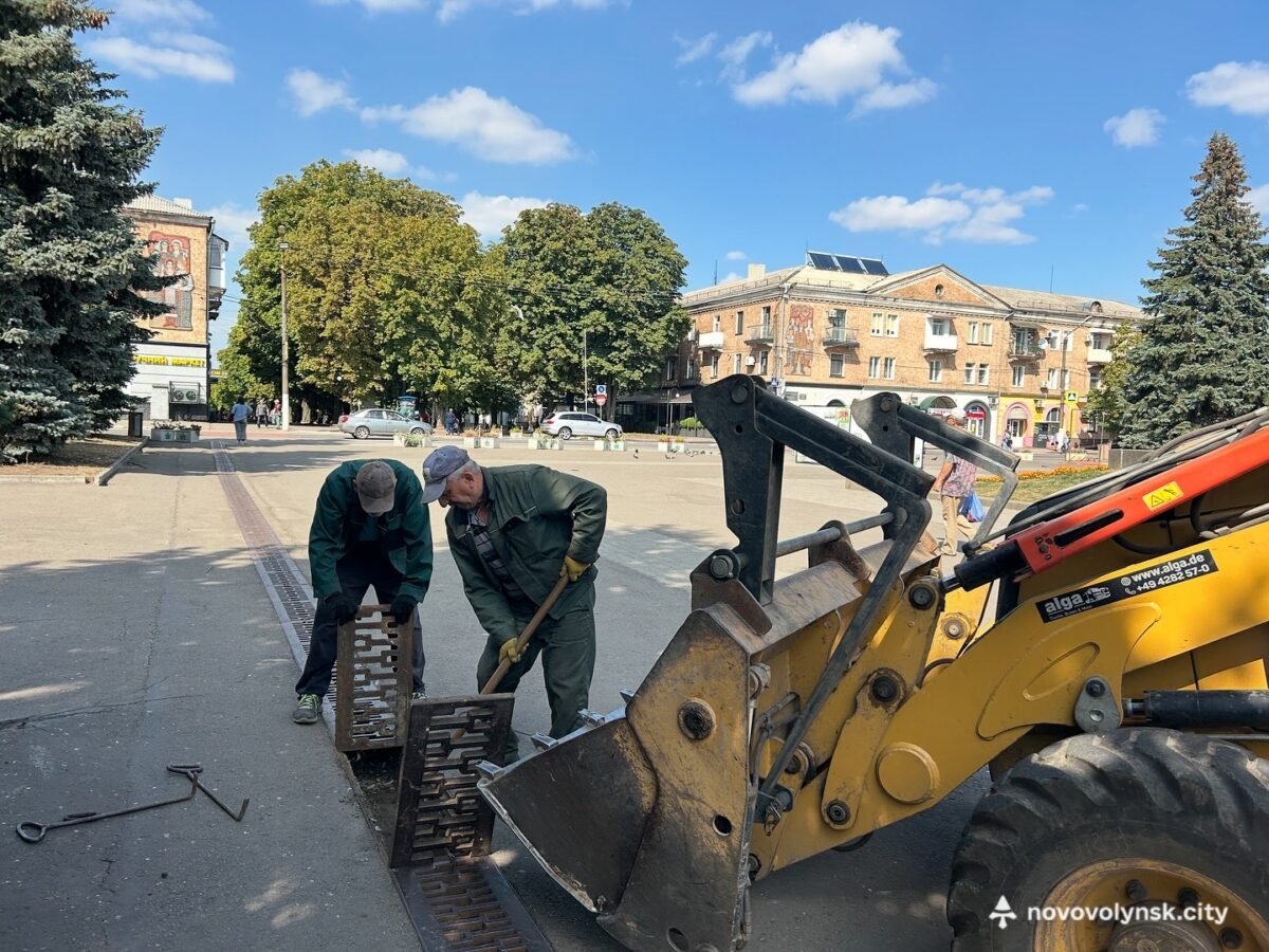 У центрі Нововолинська почистили дощоприймачі