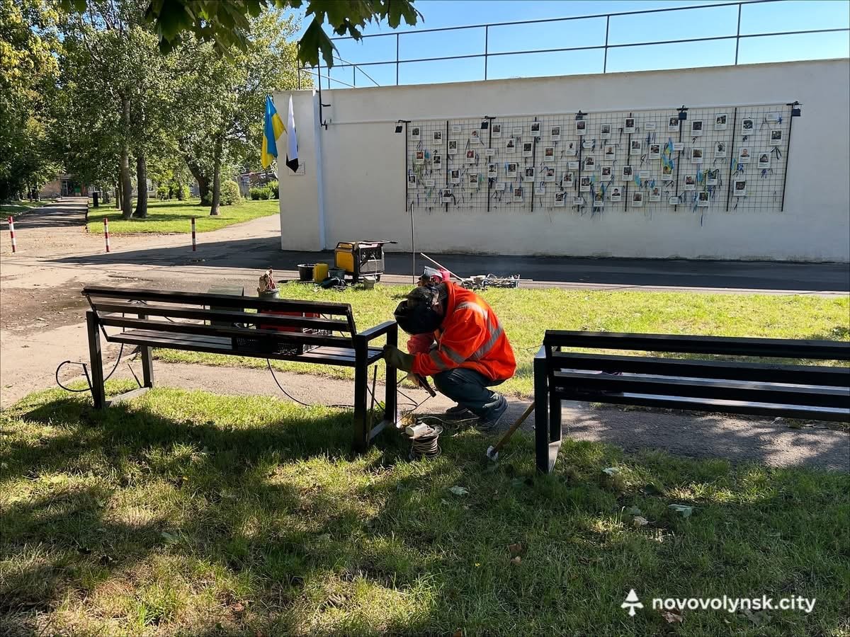 Фахівці ВУКГ облаштовують територію біля інсталяції «Стіна Надії»