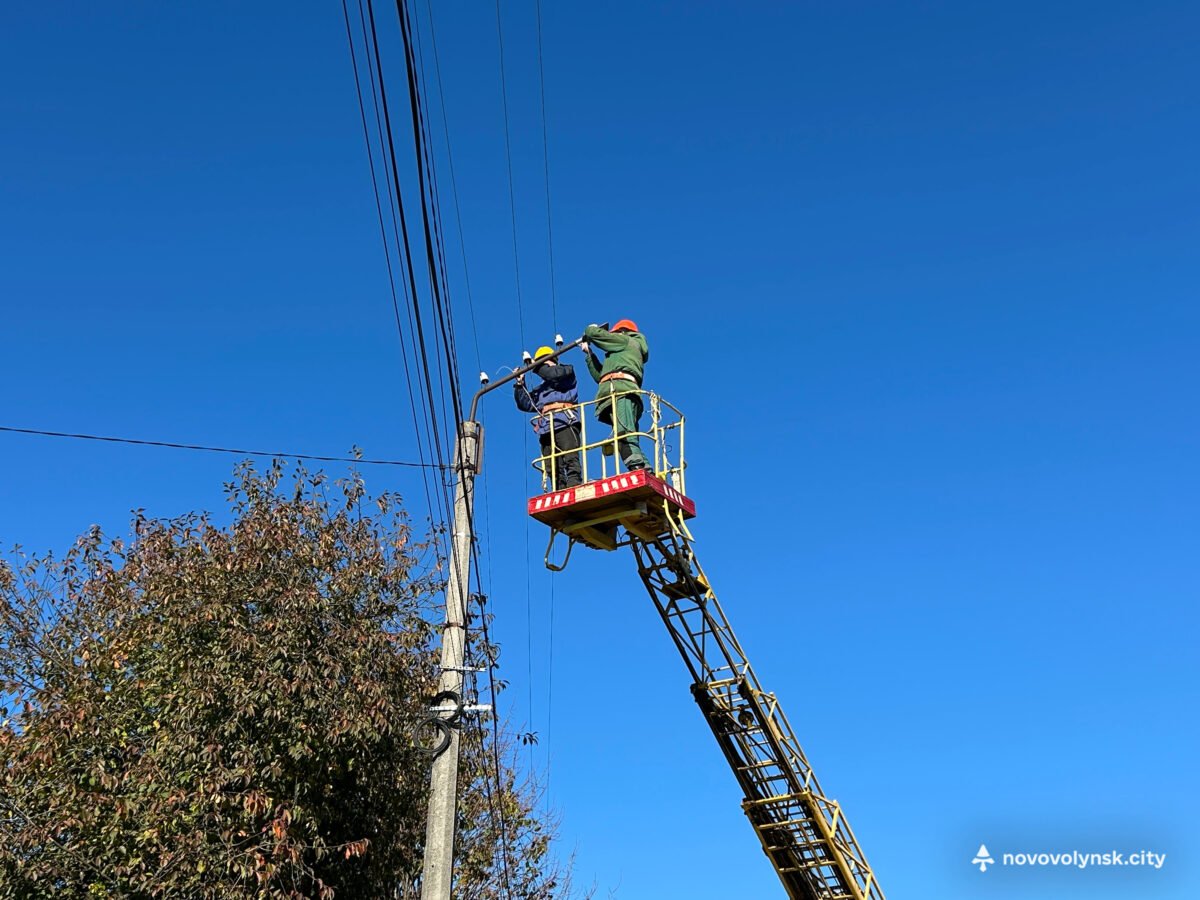 «Міськсвітло» ВУКГ оновлюють вуличне освітлення на вулиці Героїв АТО