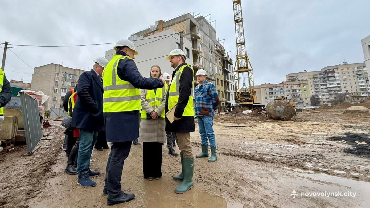 Оглянули процес будівництва житла для ВПО в Нововолинську