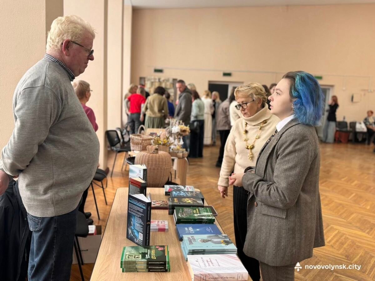 У Нововолинську відбулася культурна толока «НАВКОЛО»: книжковий ярмарок, майстерки та атмосфера єдності