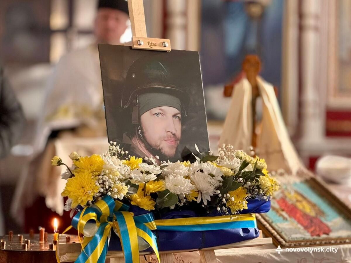 Нововолинці провели в останню путь Захисника Ігоря Генсіровського