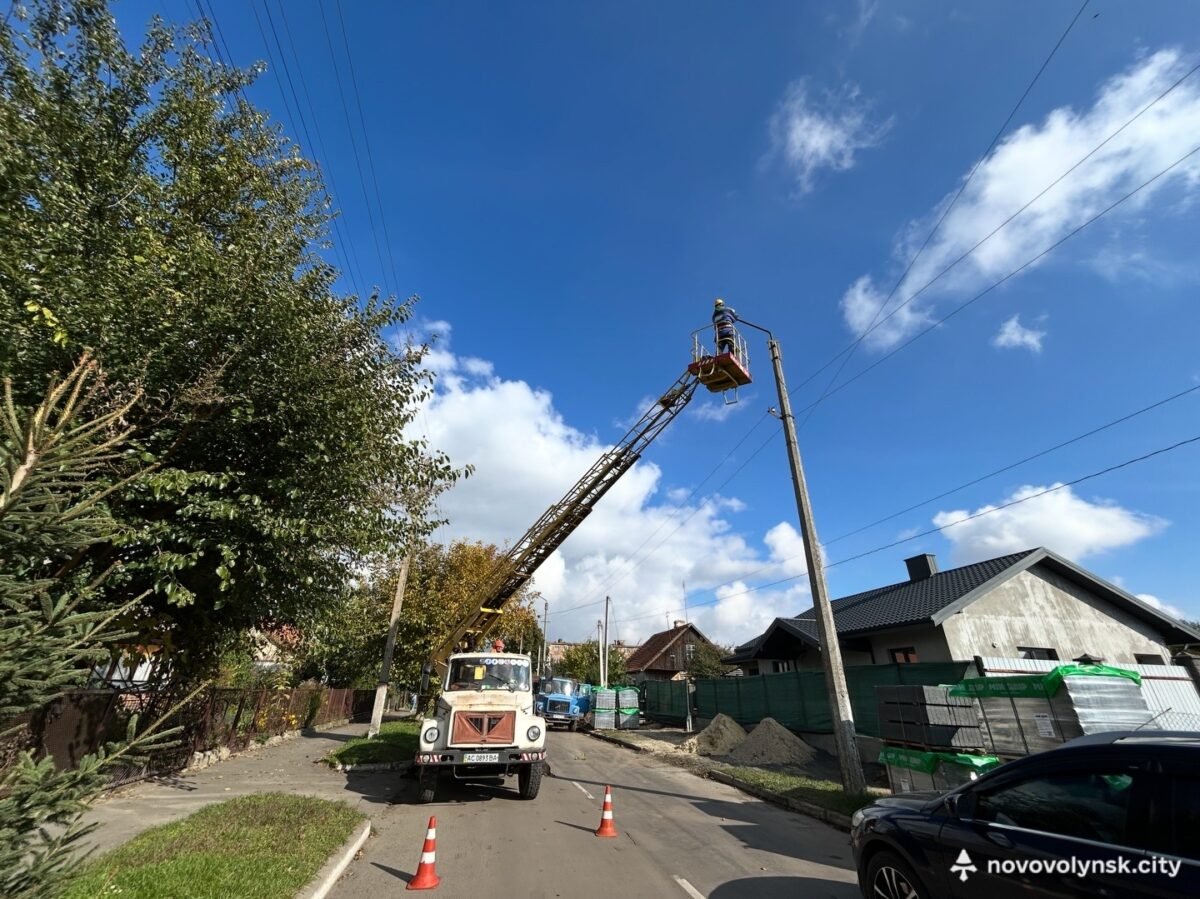 У Нововолинську продовжують оновлювати вуличне освітлення