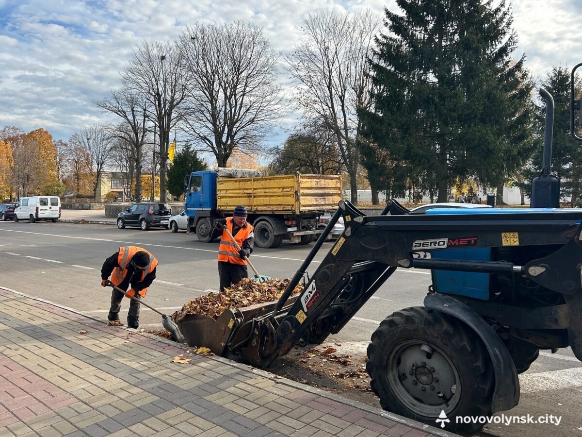 Нововолинські комунальники проводять комплексне прибирання міста