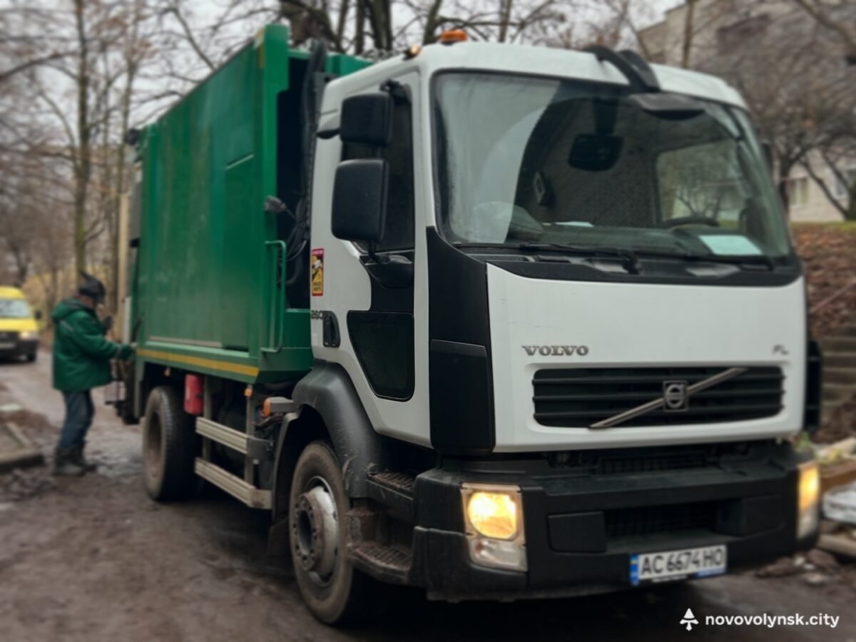 У Нововолинську на маршрути вийшов новий сміттєвоз