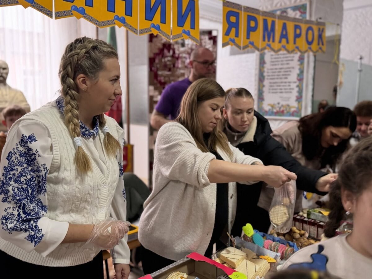 У Нововолинському ліцеї №4 стартував благодійний ярмарок на підтримку Збройних сил України