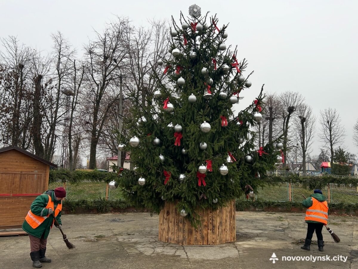 У парку триває облаштування «Різдвяного містечка»