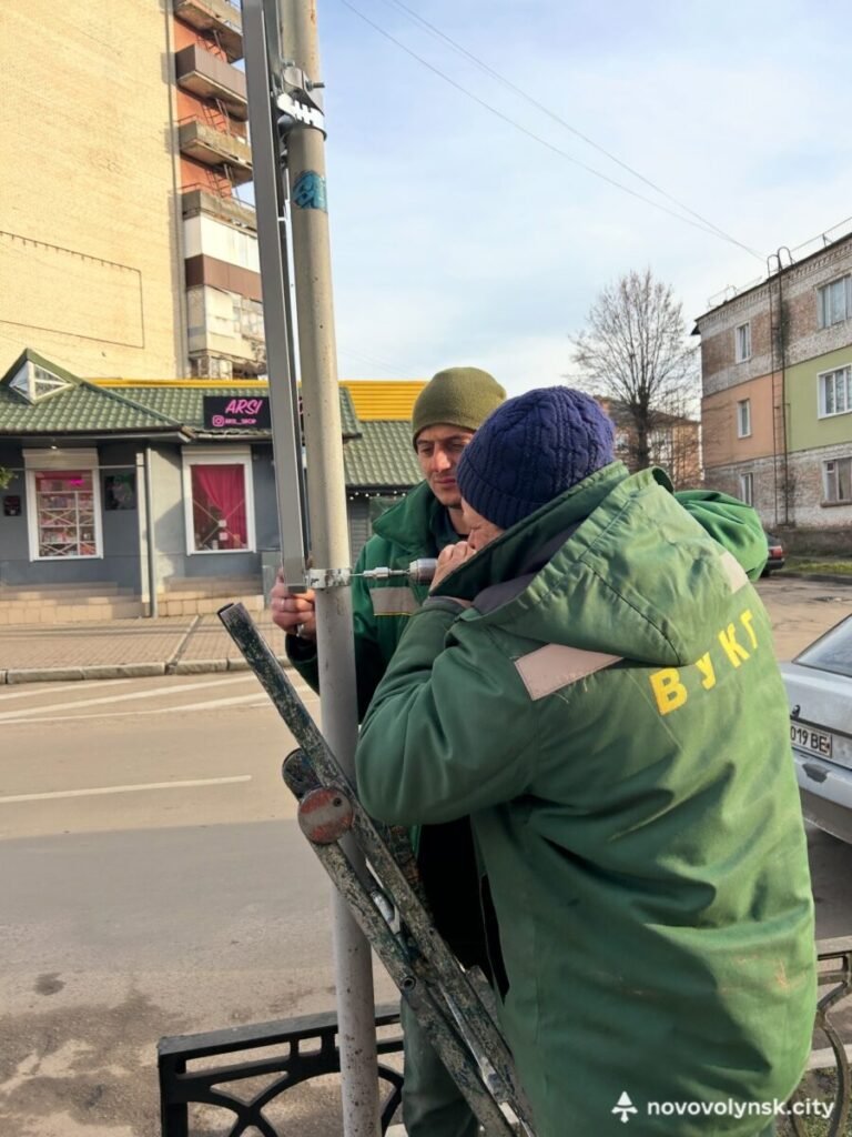 У Нововолинську оновлюють дорожні знаки на вулиці Винниченка