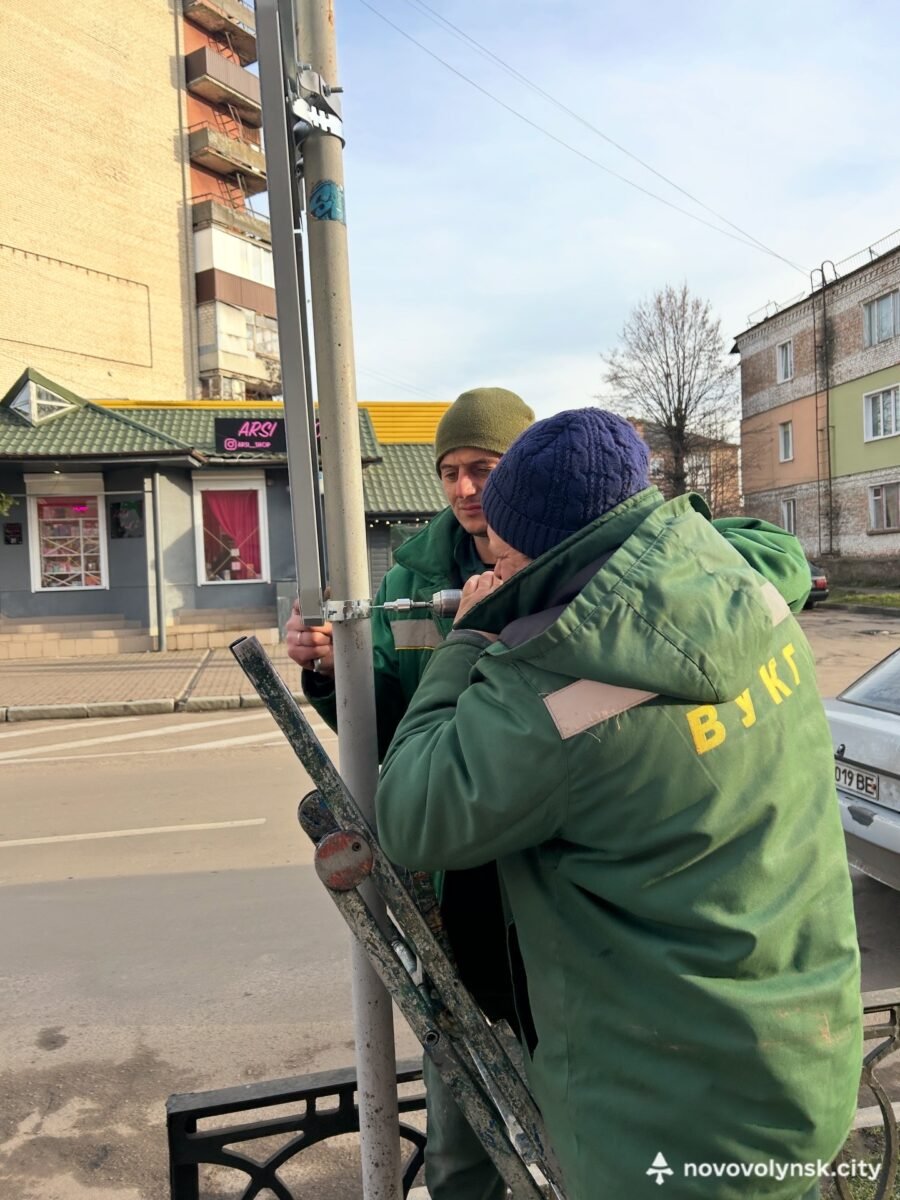 У Нововолинську оновлюють дорожні знаки на вулиці Винниченка