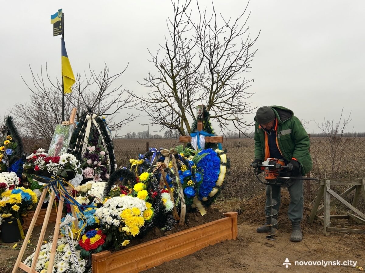 У громаді встановили нові флагштоки