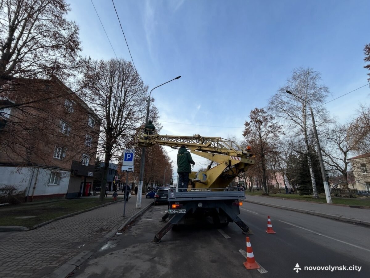 На проспекті Перемоги у Нововолинську оновлюють вуличне освітлення