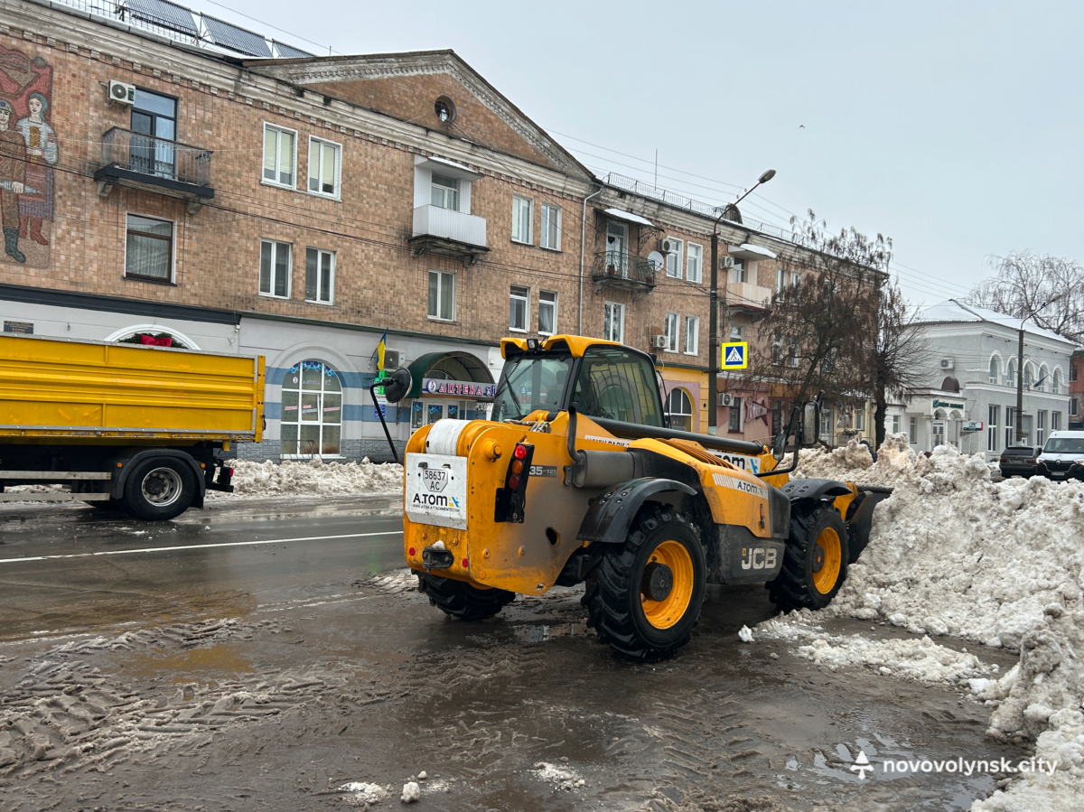 У Нововолинську тривають роботи з вивезення снігу з центральних вулиць міста