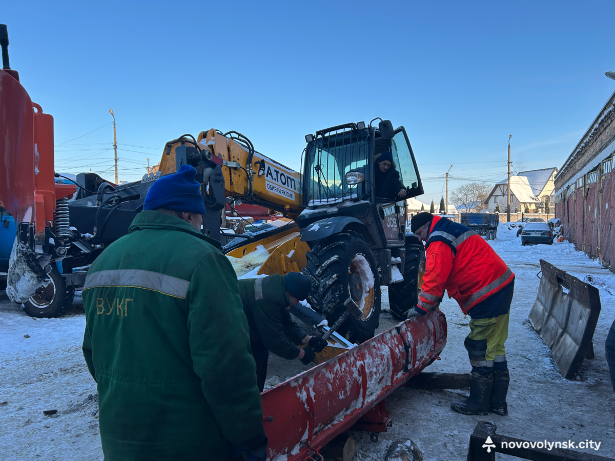 Комунальна робота взимку: не лише на вулицях, а й у майстернях